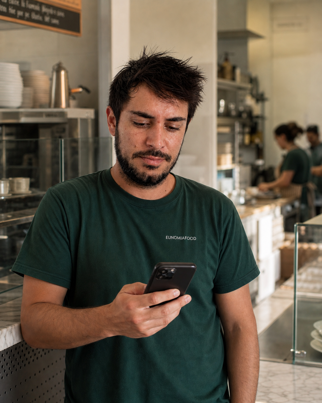Marco Ombretti controlla Eunomiafood dal telefono nel suo locale
